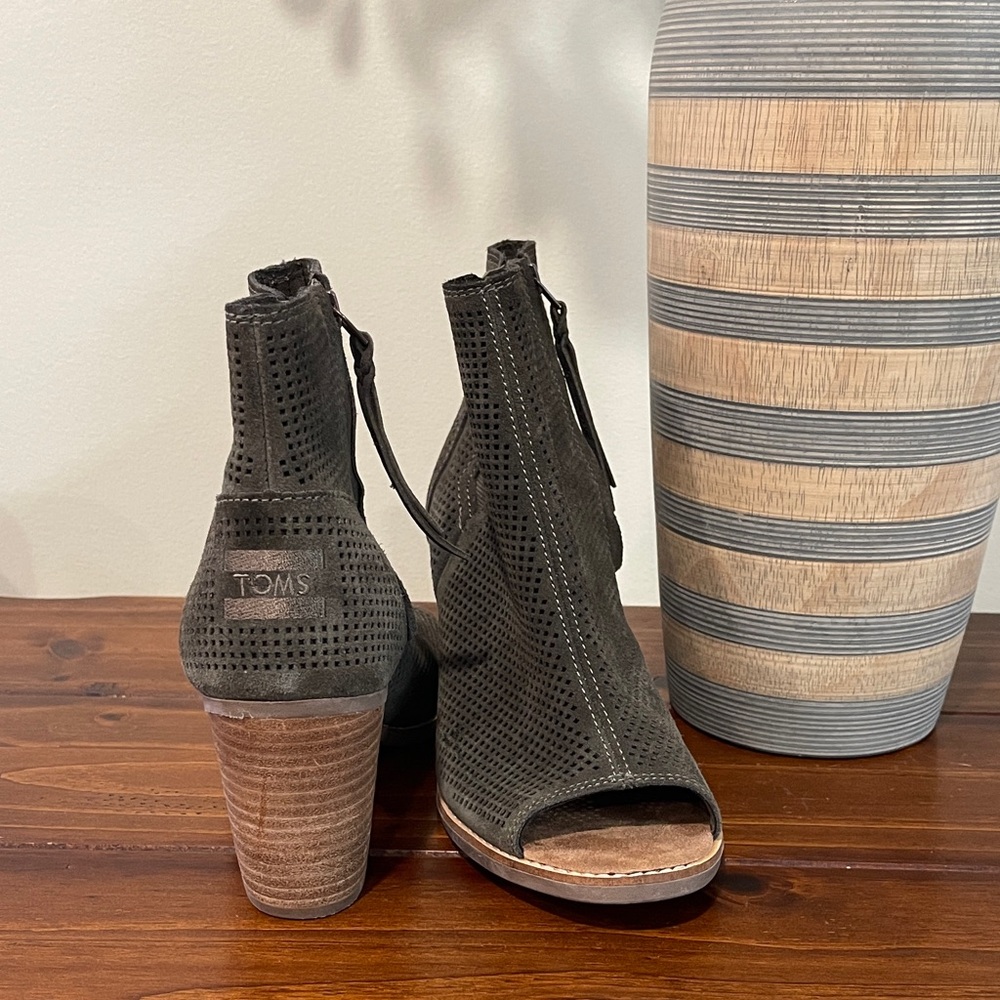 TOMS Women's Olive Green Perforated Heeled Boots - Picture 1 of 5